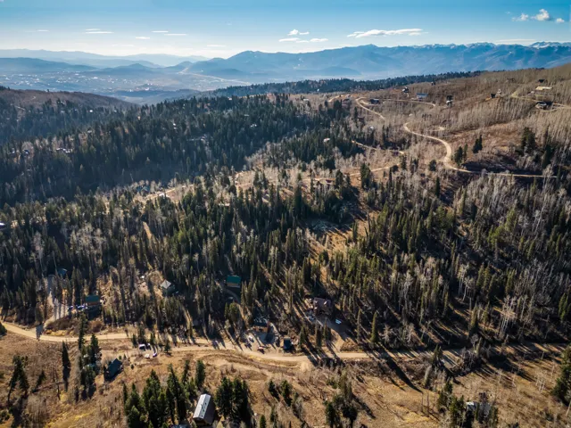 Aerial view of property's location featuring a mountain backdrop