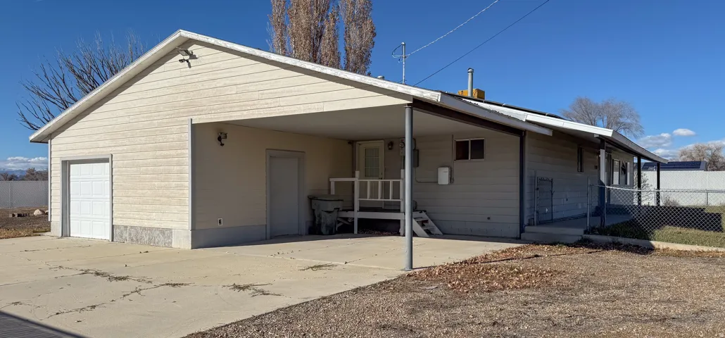 View of front facade with a garage and driveway