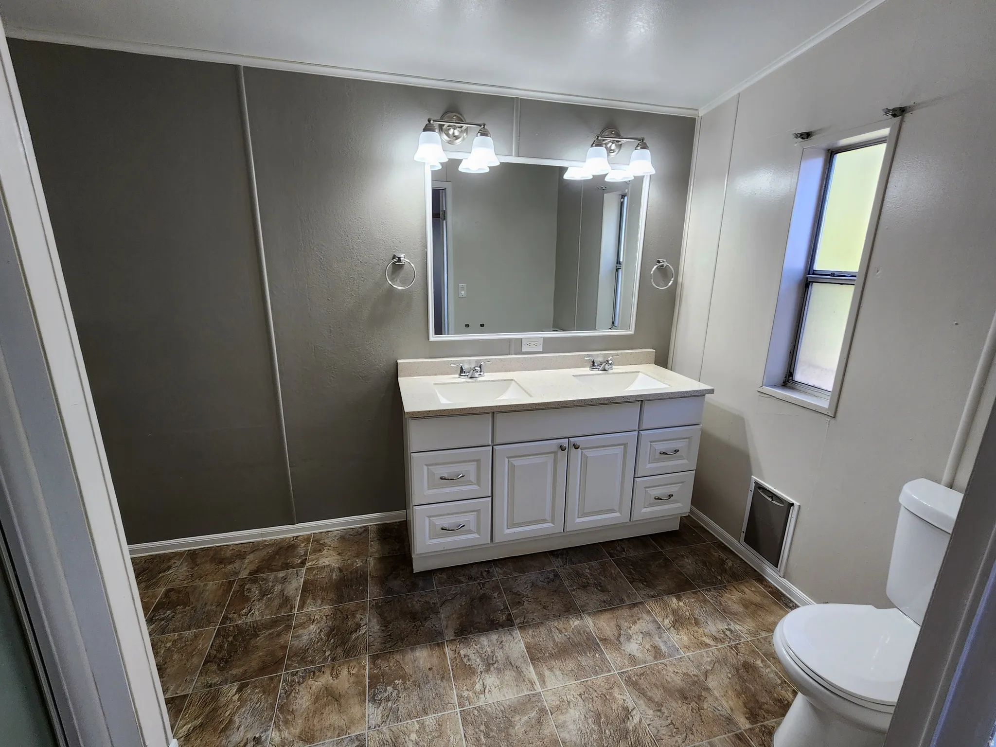 Full bath with double vanity and ornamental molding