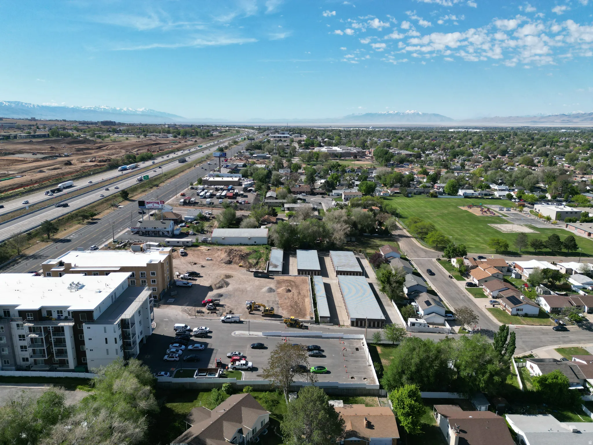 Aerial view of property's location featuring a mountain backdrop