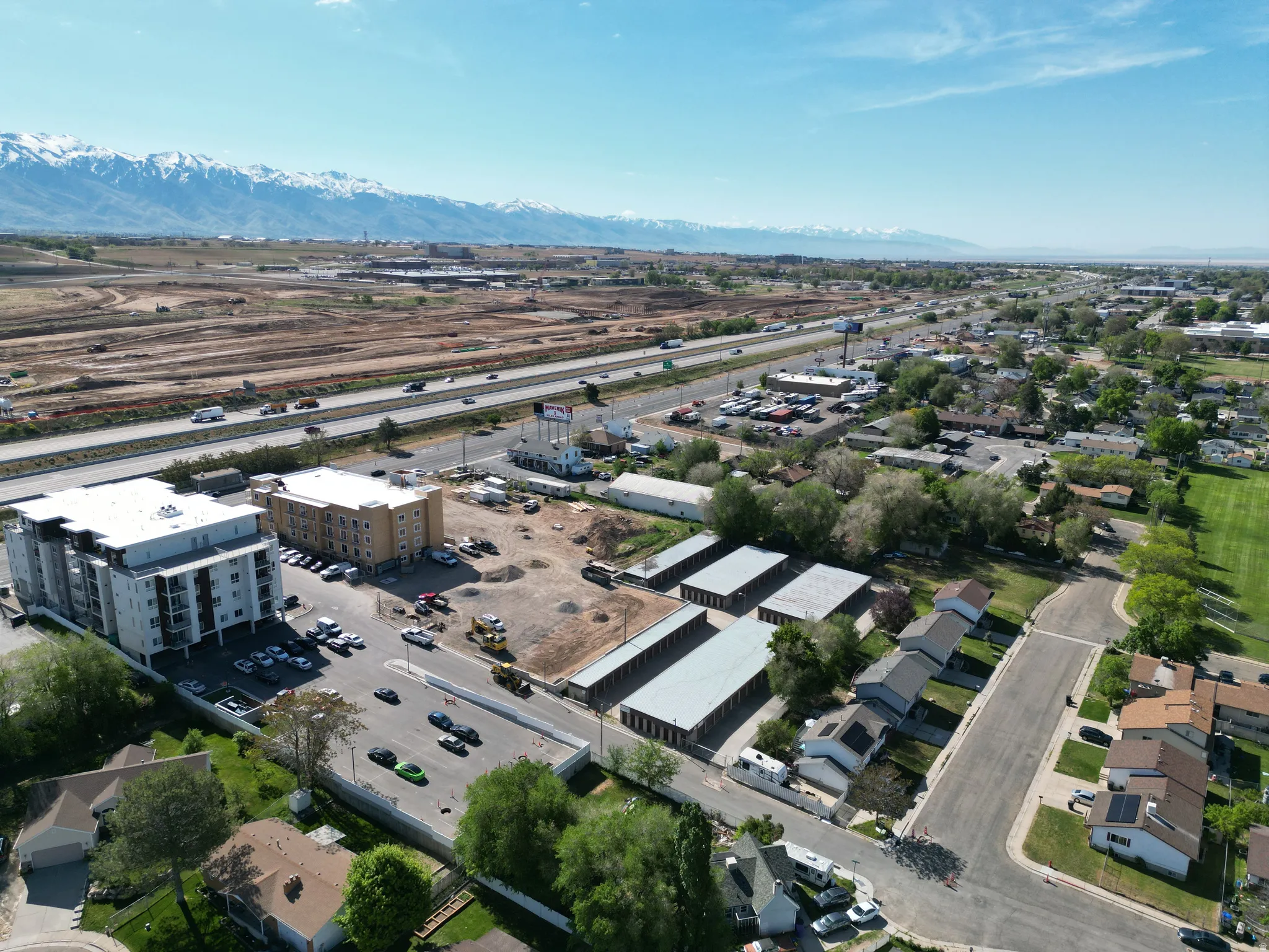 Aerial view of property's location featuring mountains