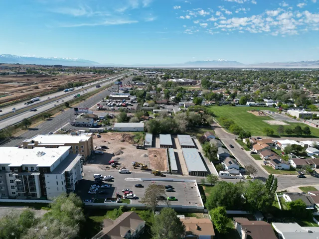 Aerial view of property's location featuring a mountain backdrop