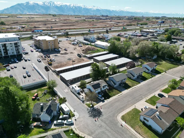 Aerial view of property's location featuring mountains