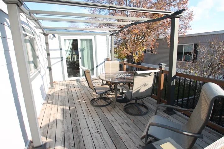 Deck with outdoor dining area