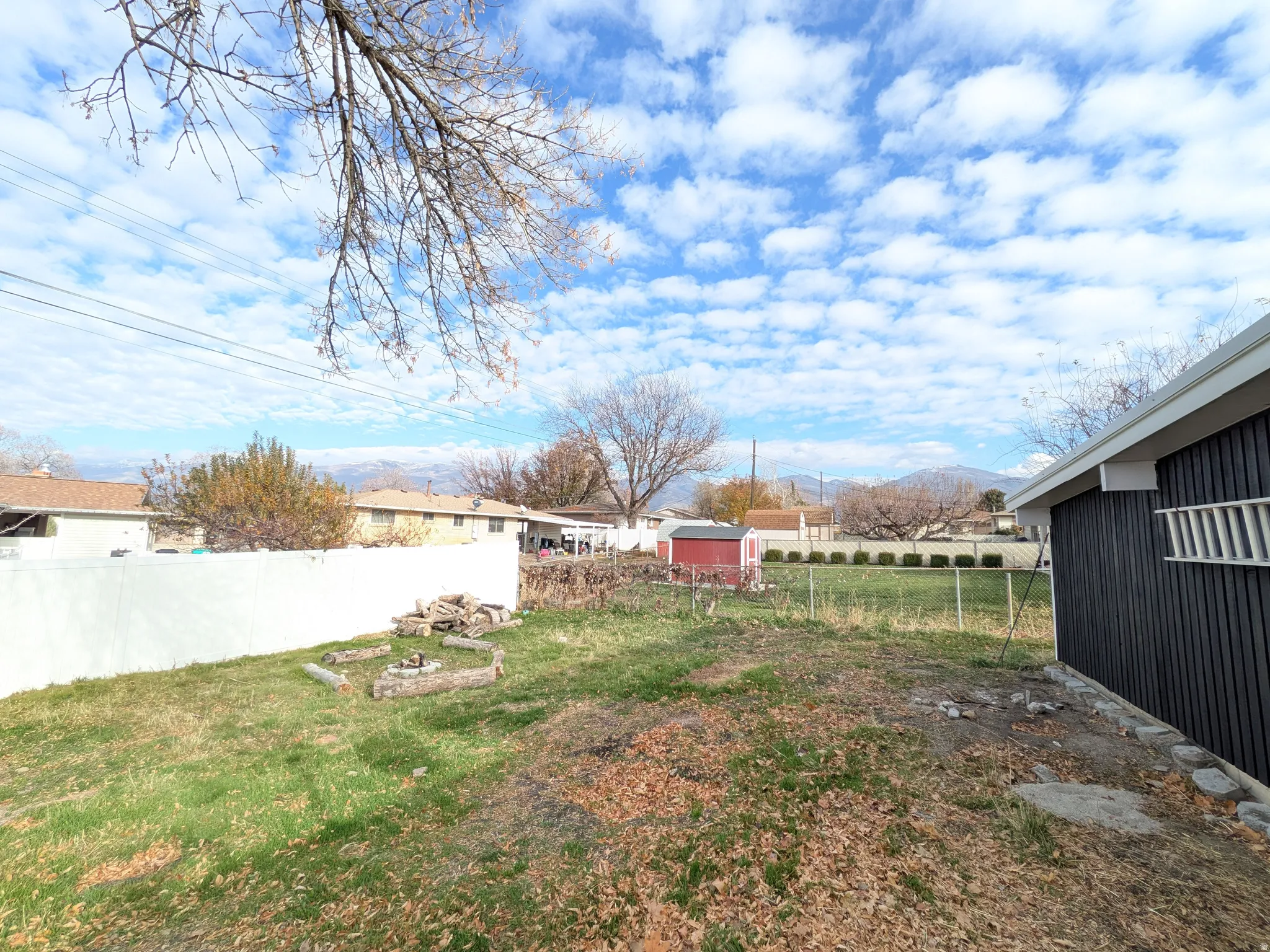 View of yard featuring an outdoor structure