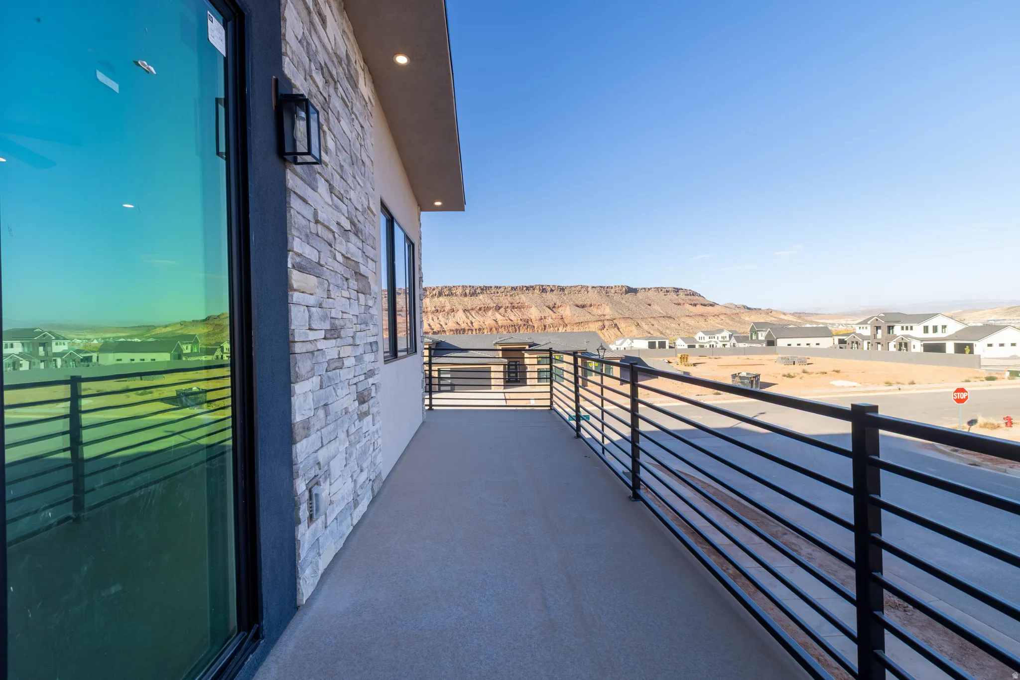 Balcony featuring a mountain view