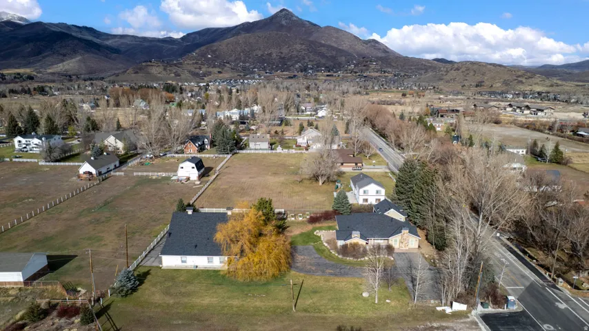 Aerial view of property's location with mountains
