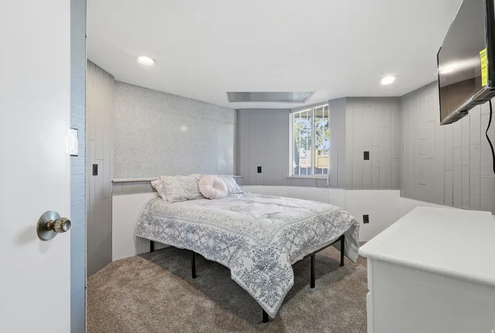 Bedroom with carpet
