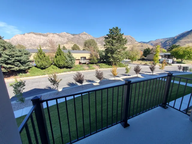 Balcony featuring a mountain view