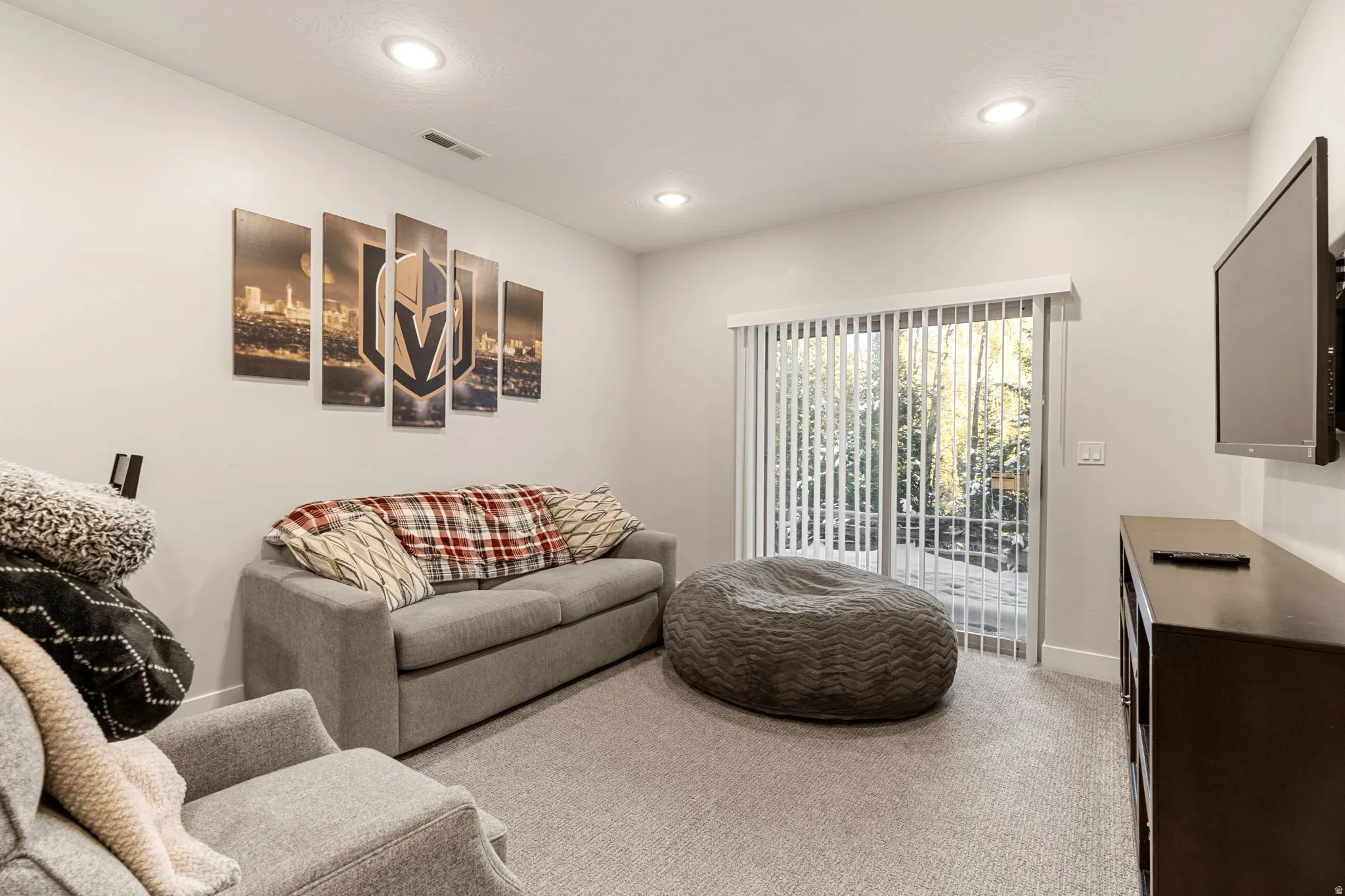 Living area featuring carpet floors and recessed lighting