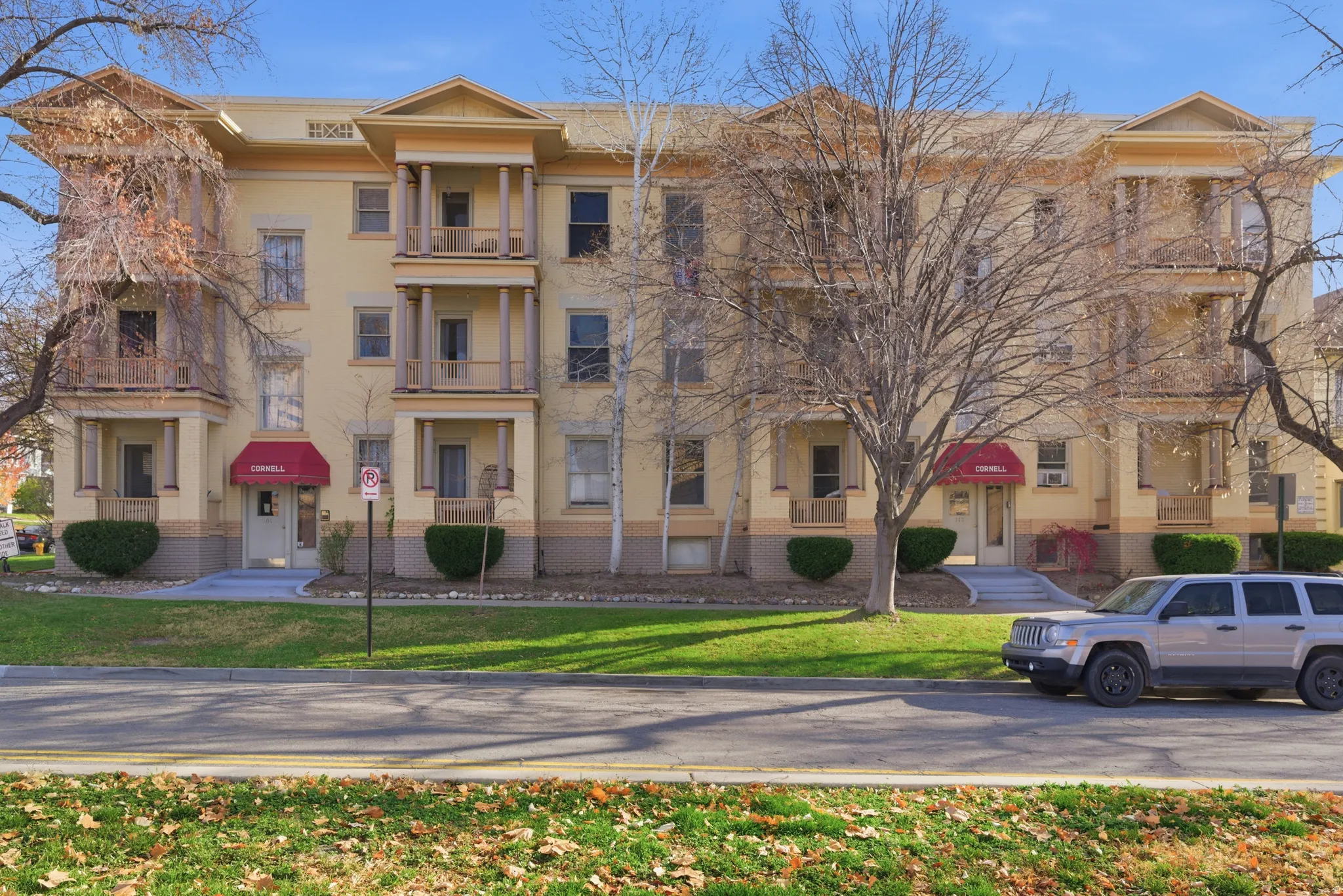 View of apartment building / complex