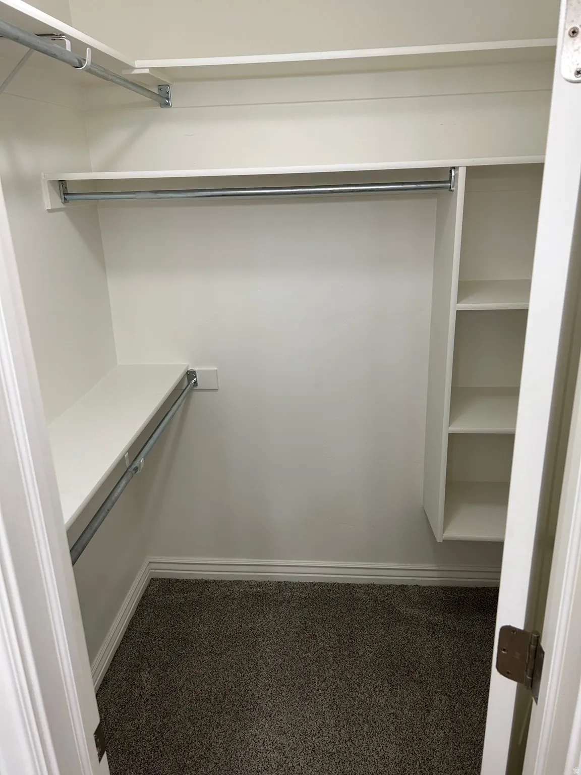 Master Hers/ His walkin closet
