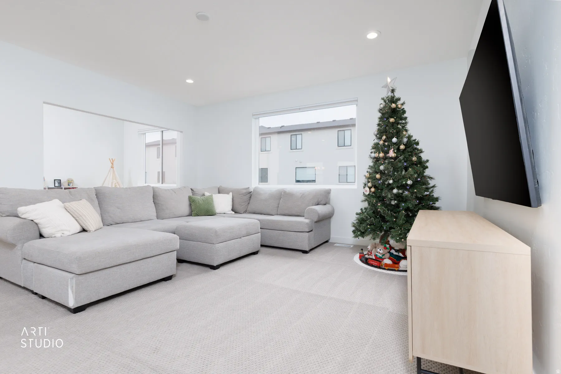 Carpeted living room featuring recessed lighting and baseboards