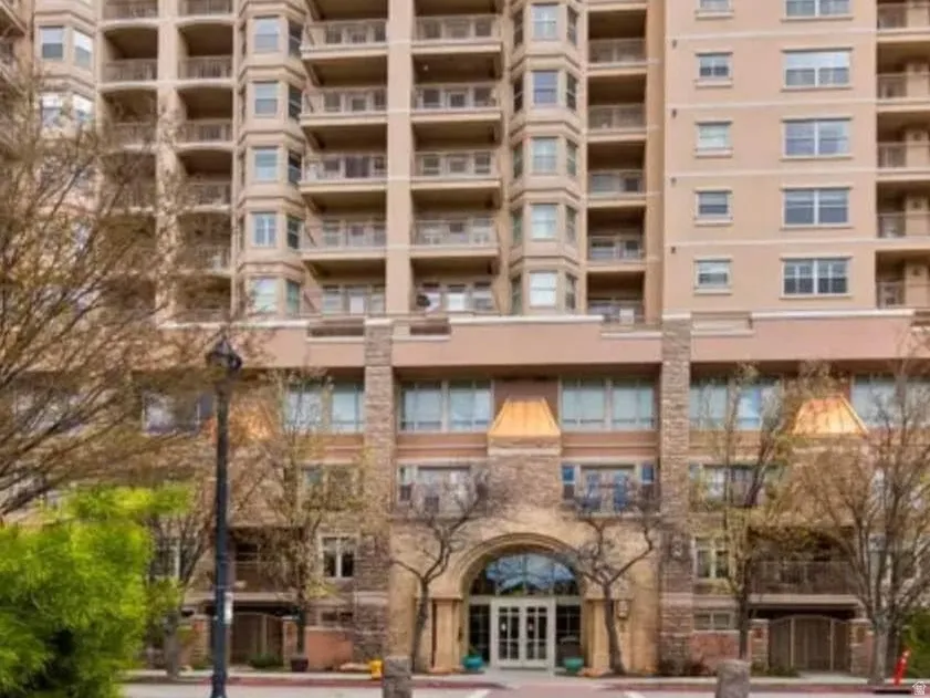 View of apartment building / complex