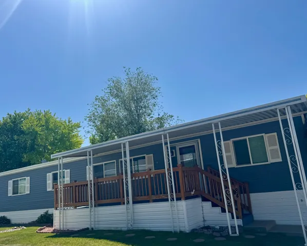 Manufactured / mobile home featuring a porch