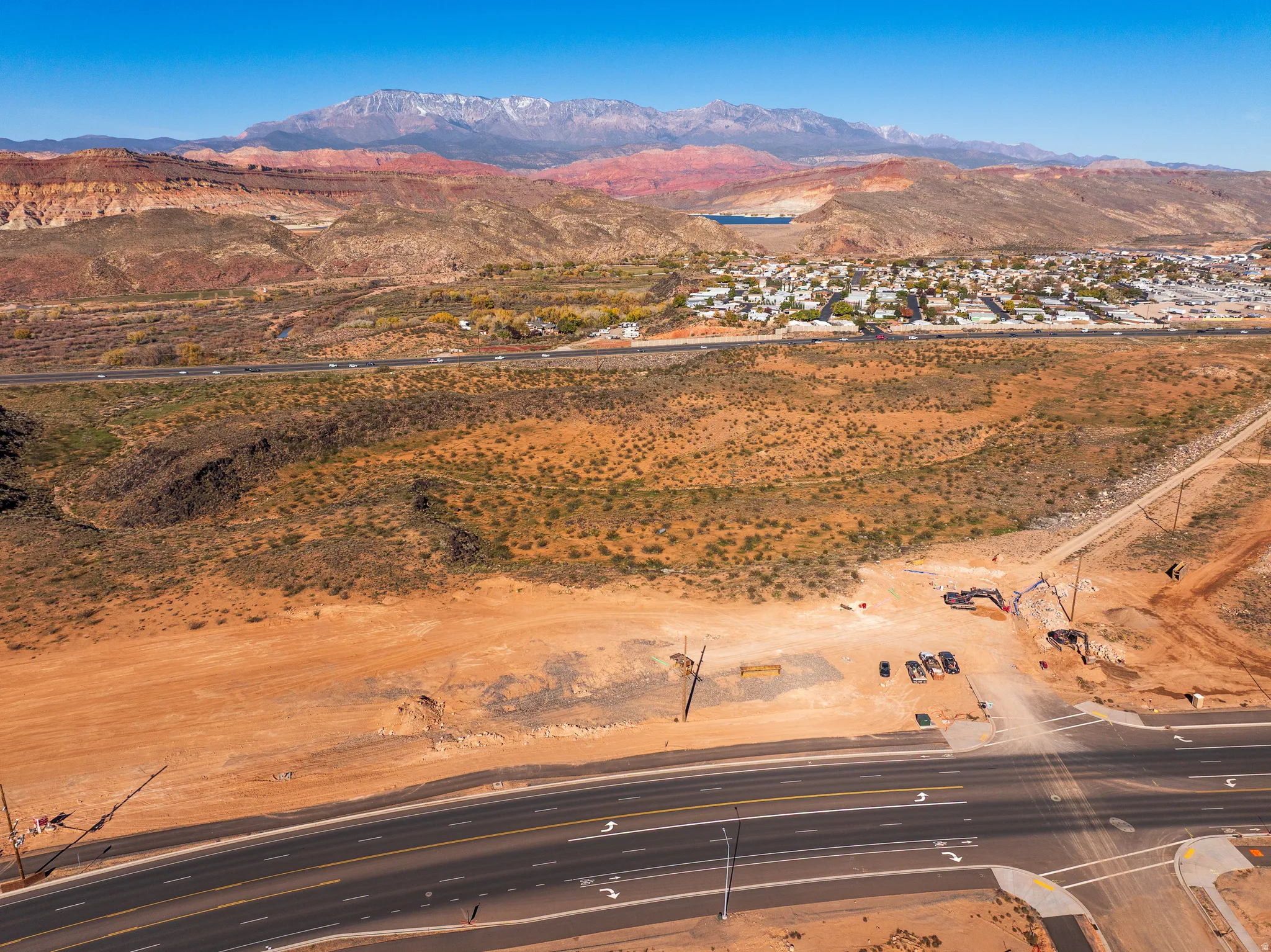 Aerial view of property's location featuring mountains