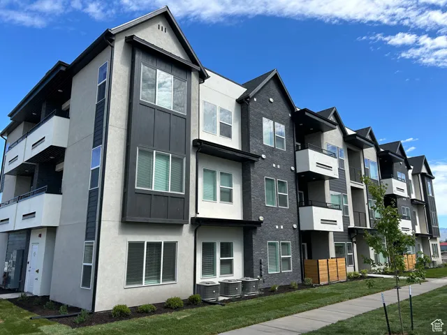 View of apartment building / complex