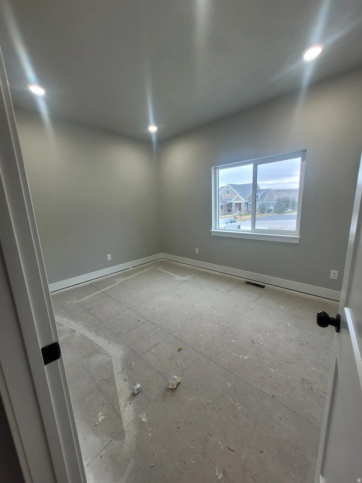 Empty room featuring baseboards and recessed lighting