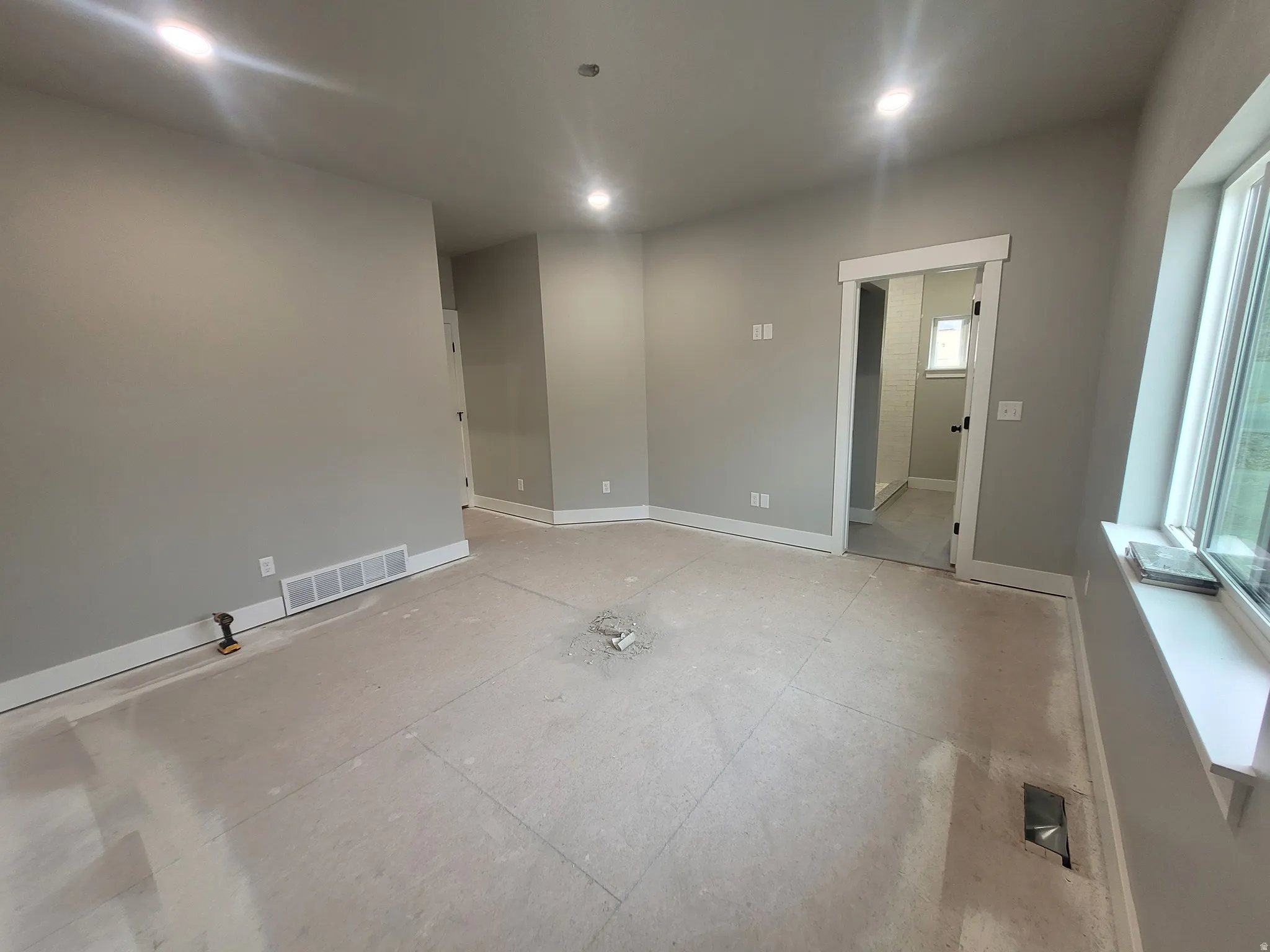 Unfurnished room featuring baseboards