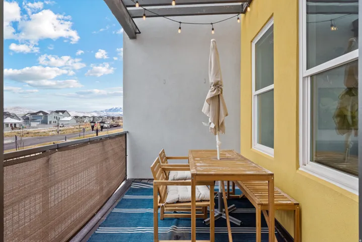 Balcony featuring a mountain view