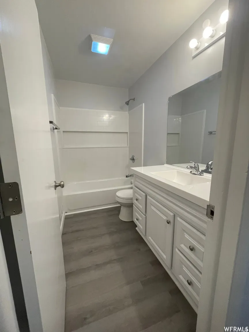 Full bath with vanity, bathtub/shower combination