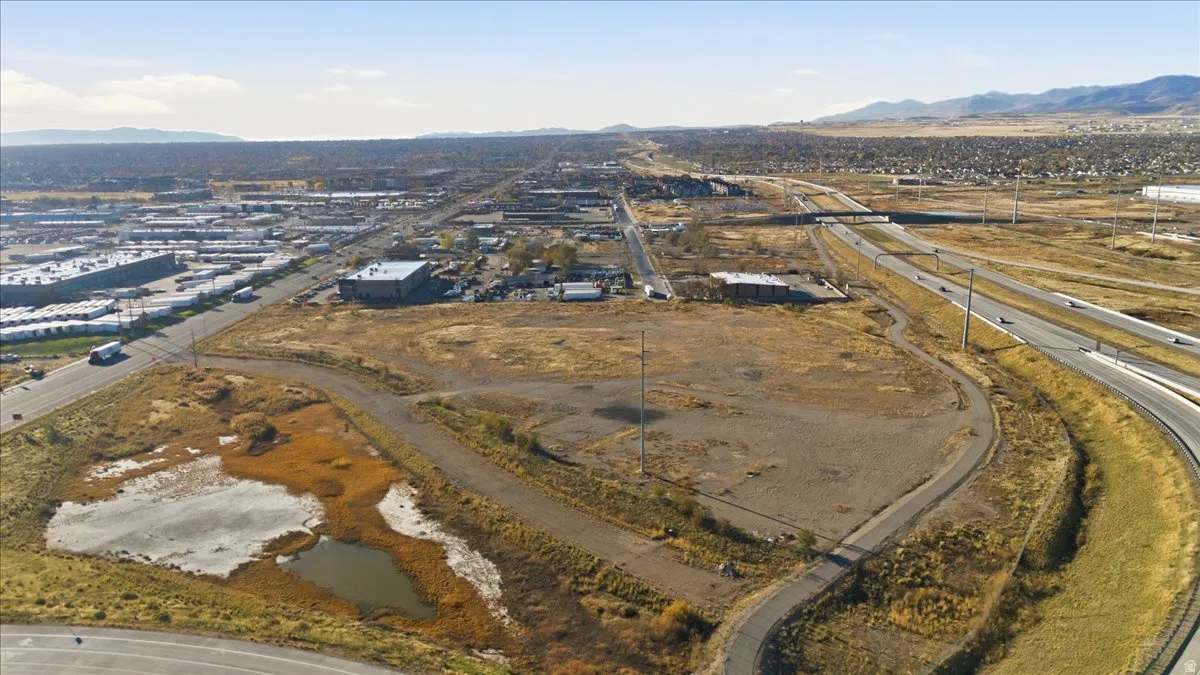 Aerial view of property's location featuring a mountain backdrop