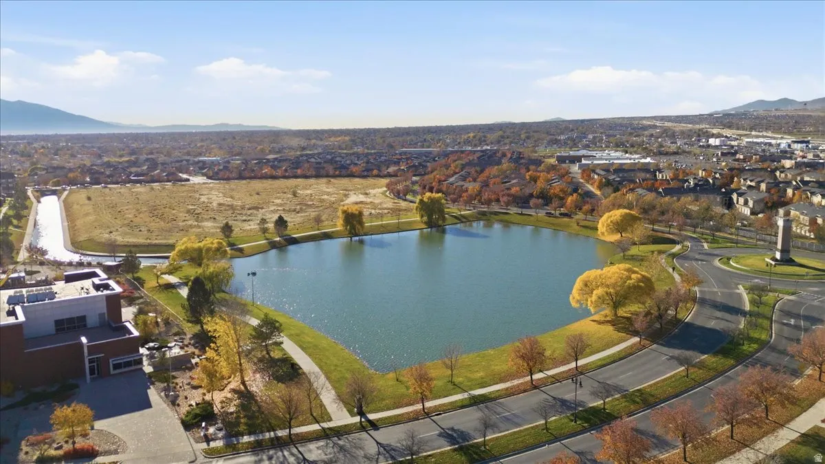 Aerial overview of property's location featuring a water and mountain view