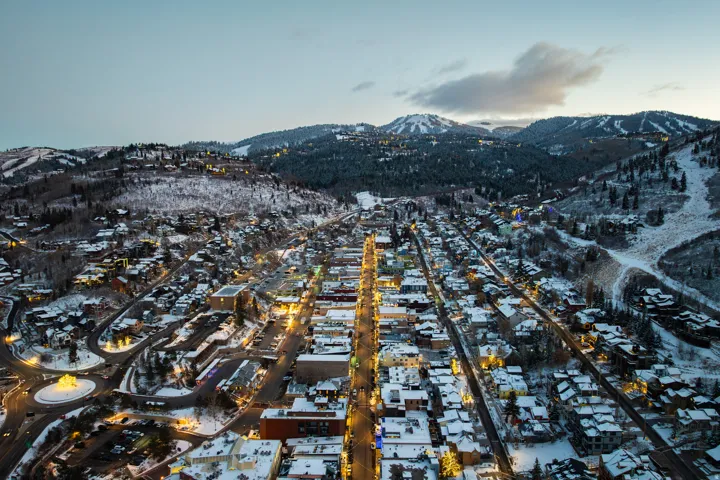 Snowy aerial view featuring a mountain view