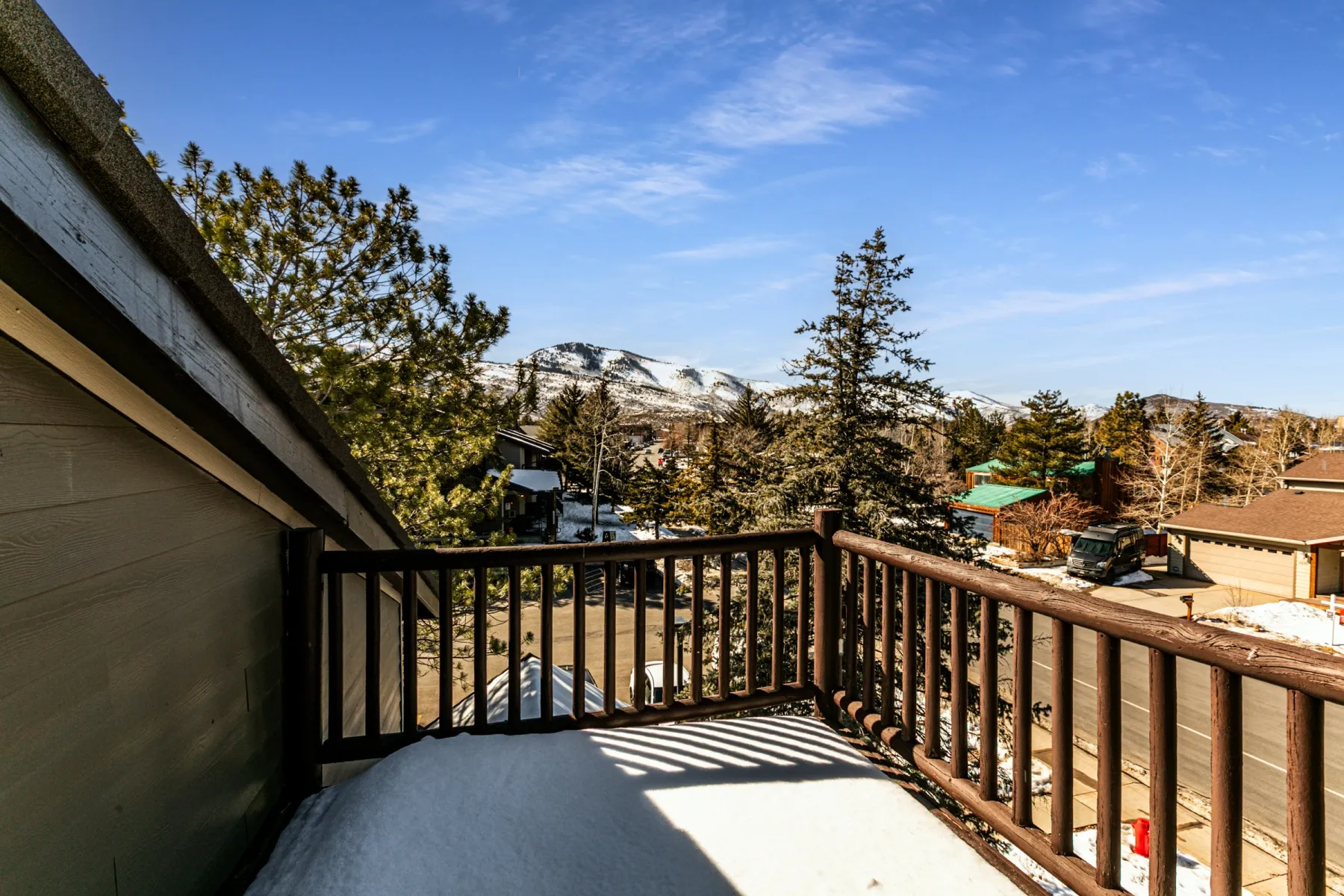 Balcony featuring a mountain view