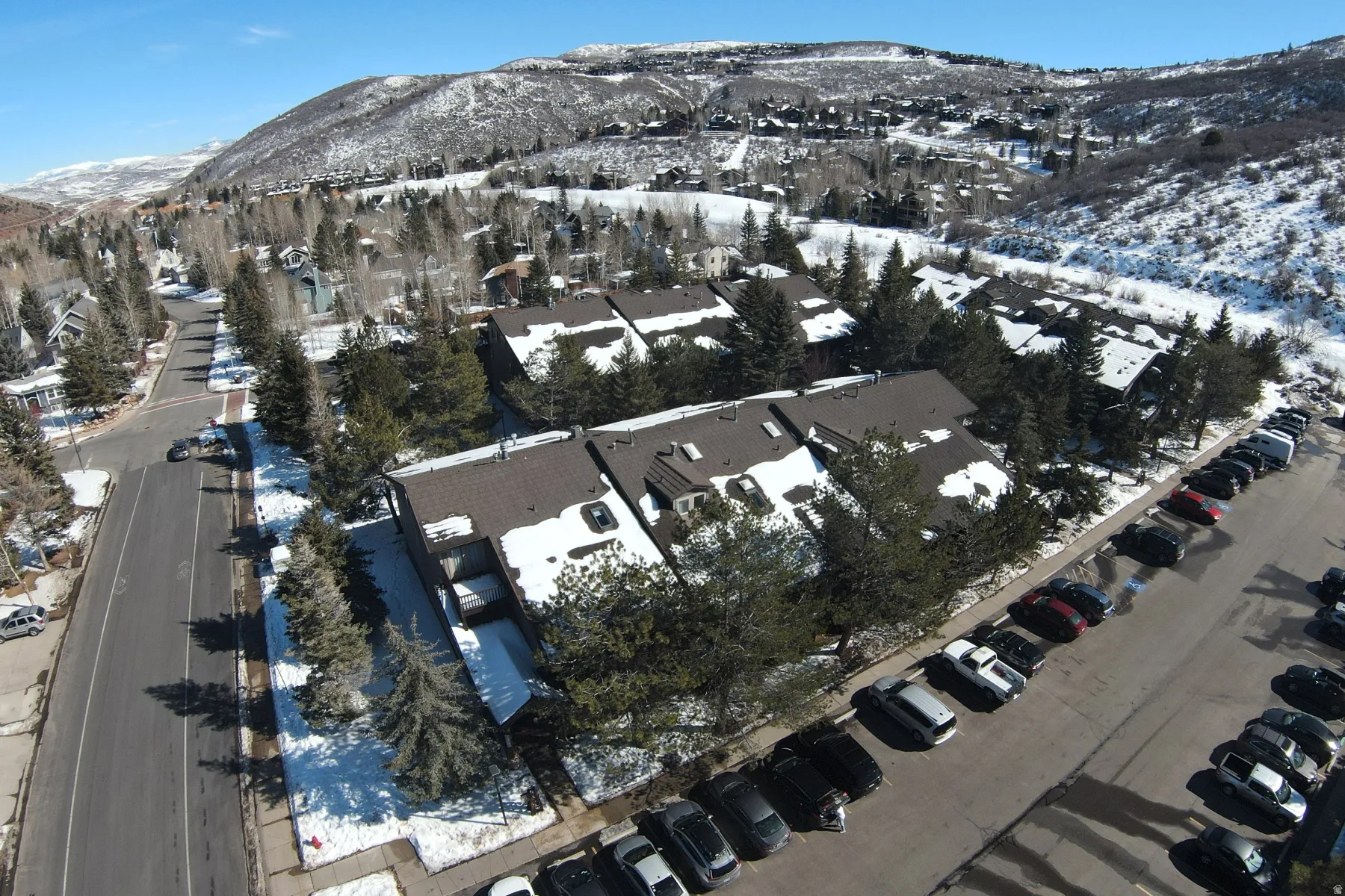 Snowy aerial view featuring a mountain view