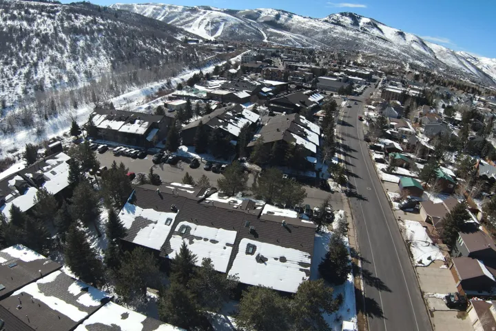 Snowy aerial view featuring a mountain view