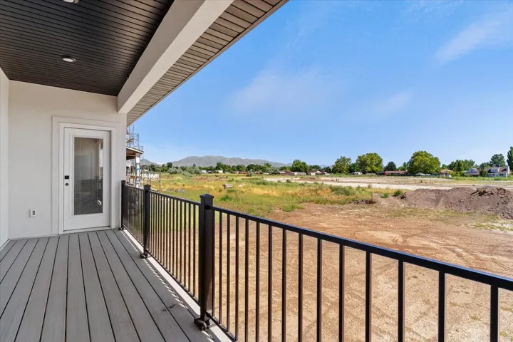 Balcony featuring a mountain view