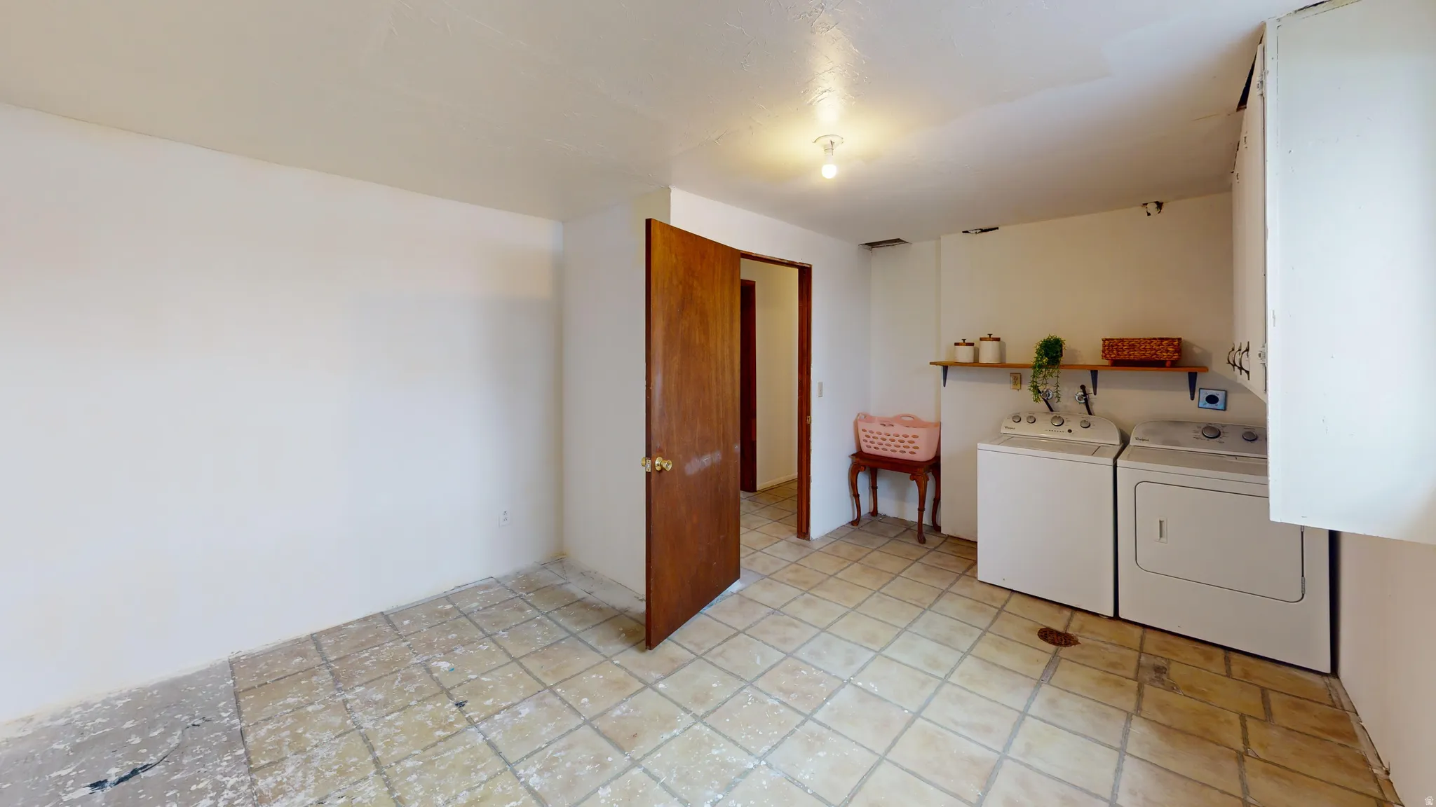 Washroom with independent washer and dryer