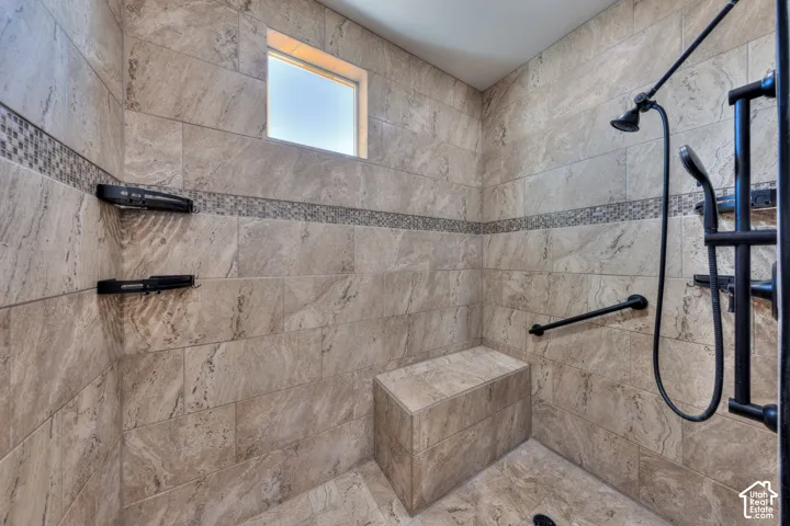 Full bathroom featuring a tile shower