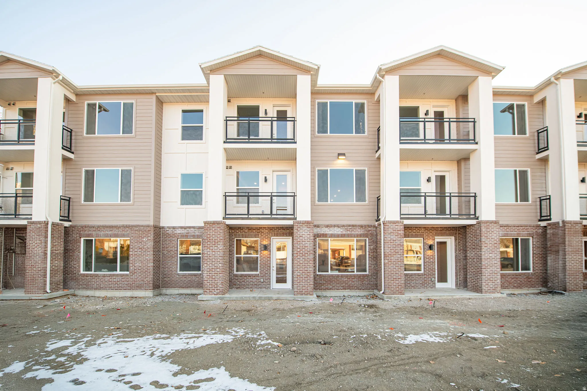 View of apartment building / complex