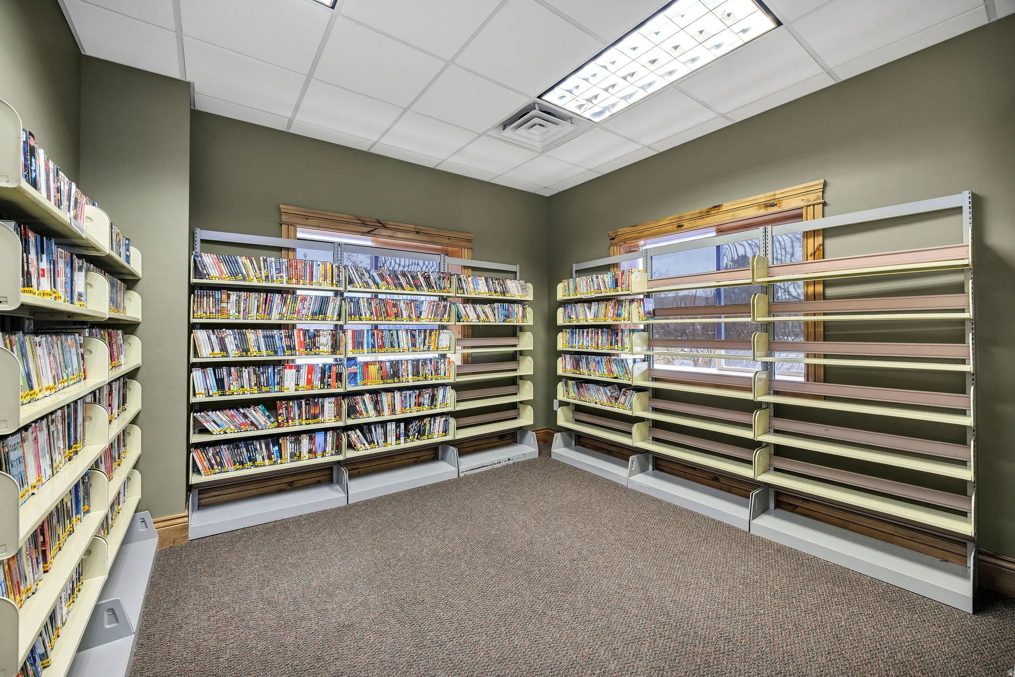 Miscellaneous room featuring a drop ceiling