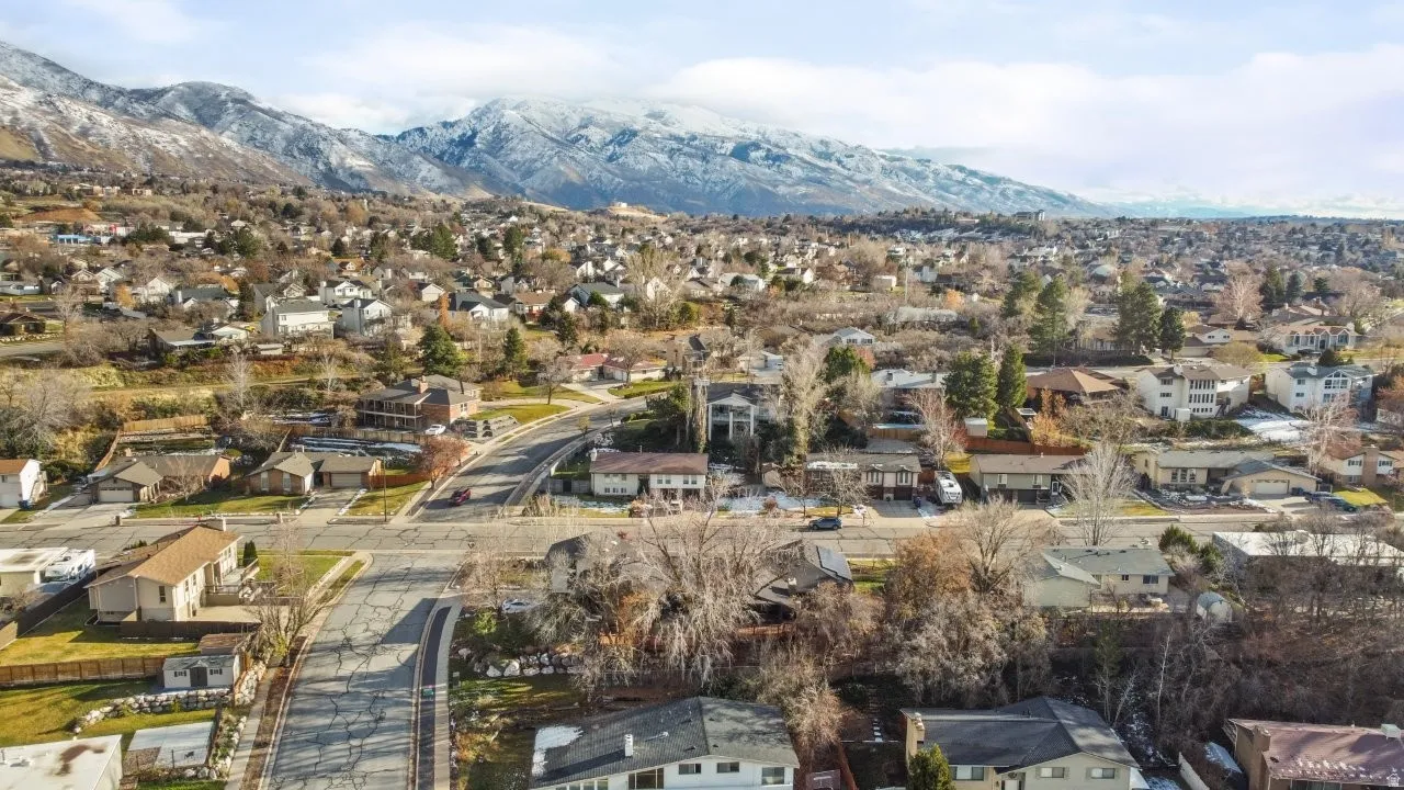 View of property location featuring nearby suburban area and a mountain backdrop