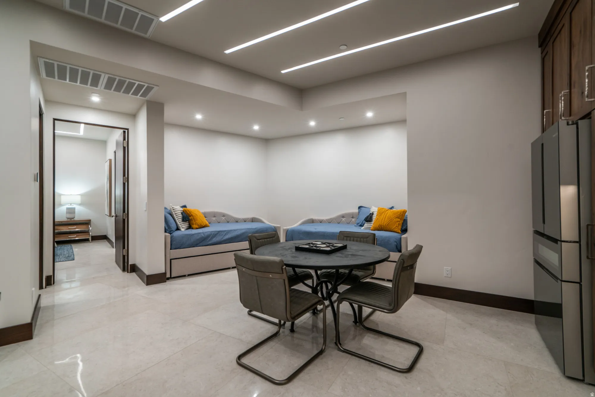 Beds / Dining