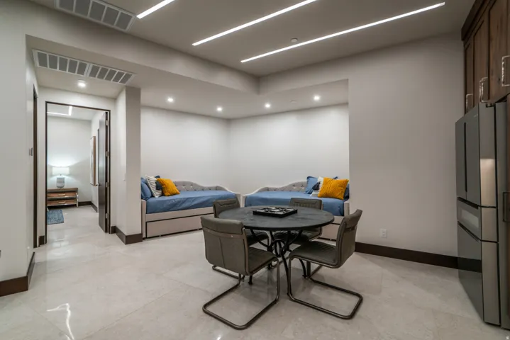 Beds / Dining