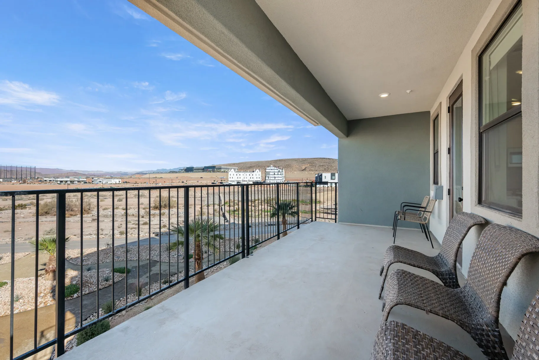 Balcony featuring a mountain view