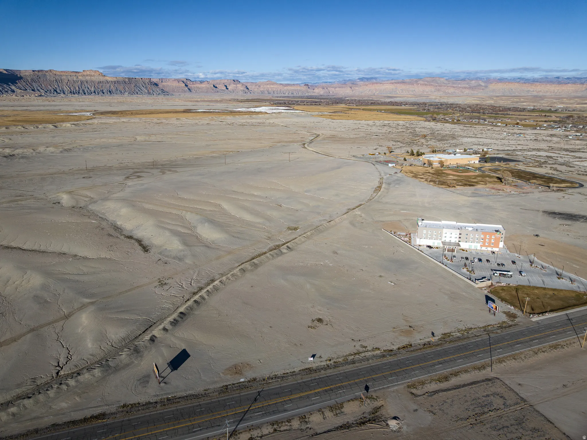 Overview of rural landscape with a desert landscape and a mountainous background