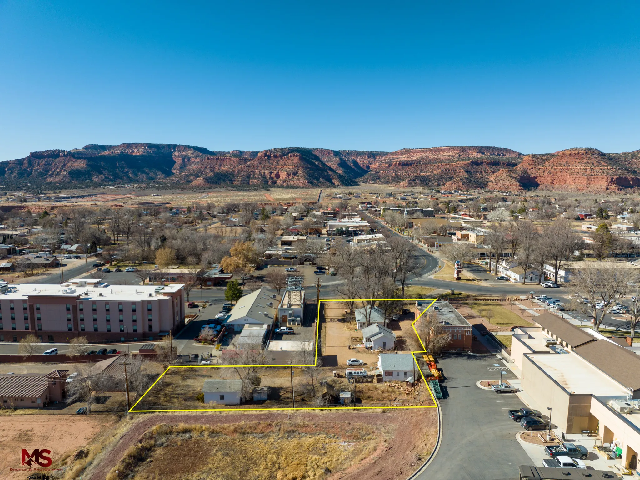 Aerial overview of property's location featuring property boundaries highlighted and mountains