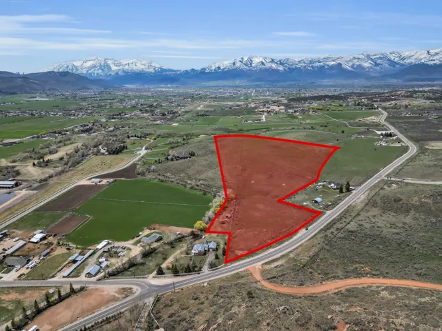 View of property location featuring a mountainous background and property parcel outlined