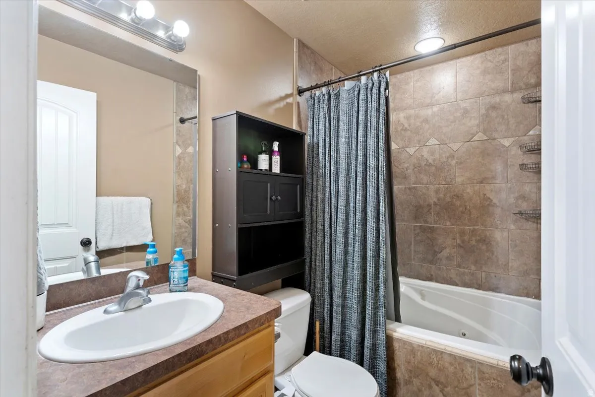 Full bath with vanity, jetted shower / bath combo