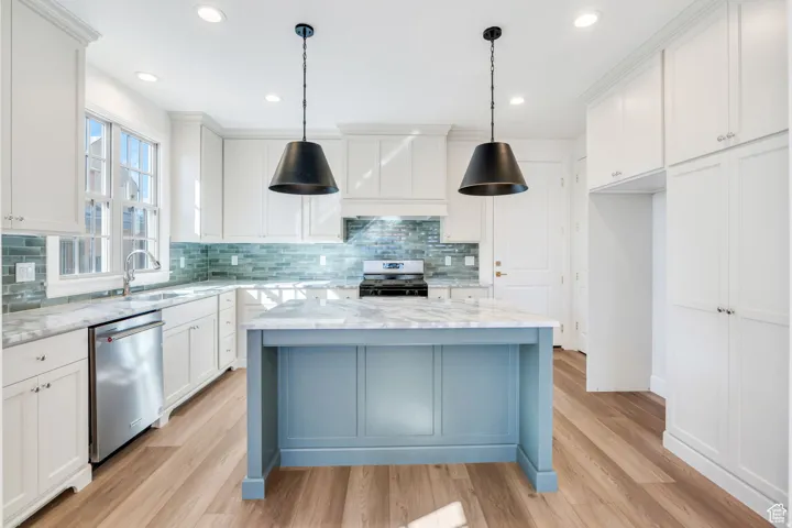 Beautiful kitchen with lots of light and high-end finishes