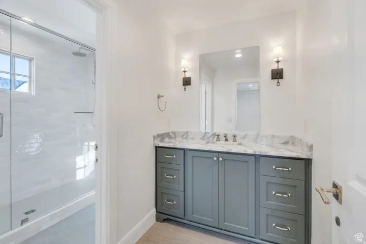 Master bath with dual-sinks