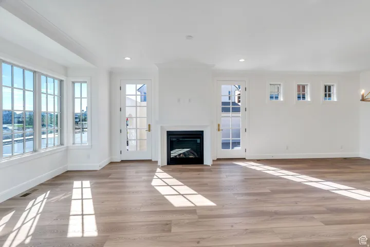 Loads of natural light through the paned windows