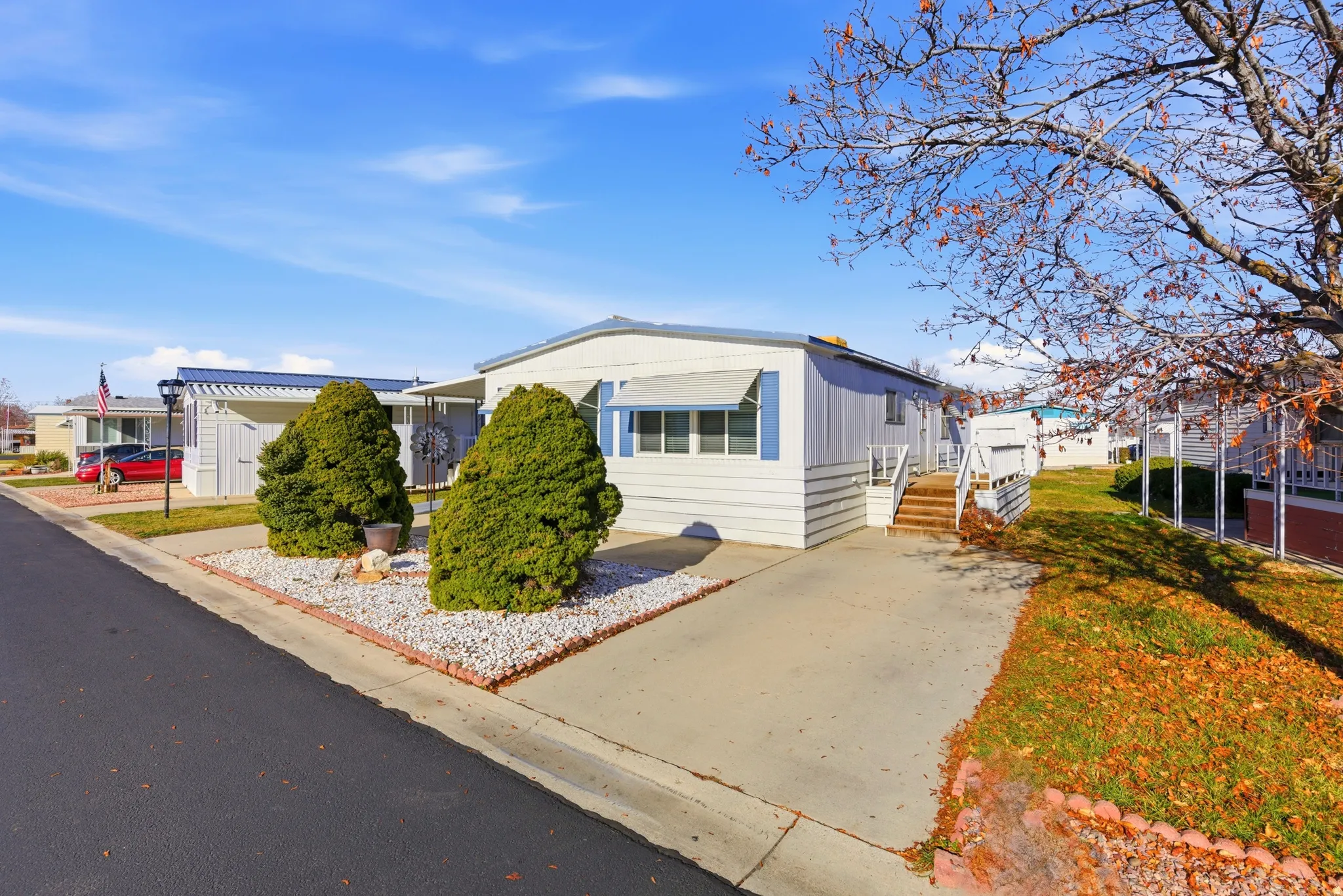 Manufactured / mobile home with a front lawn