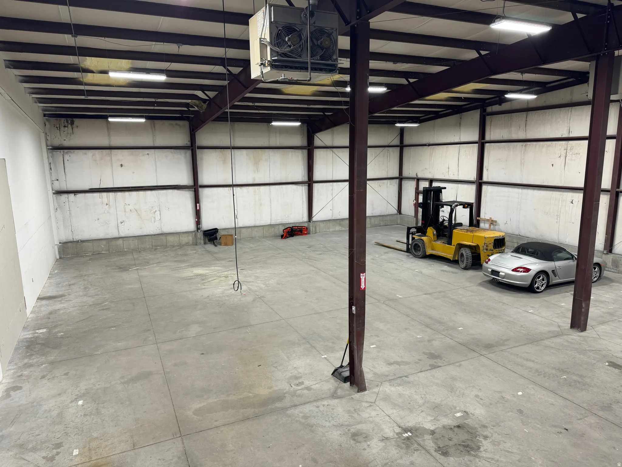 Shop with a heating unit