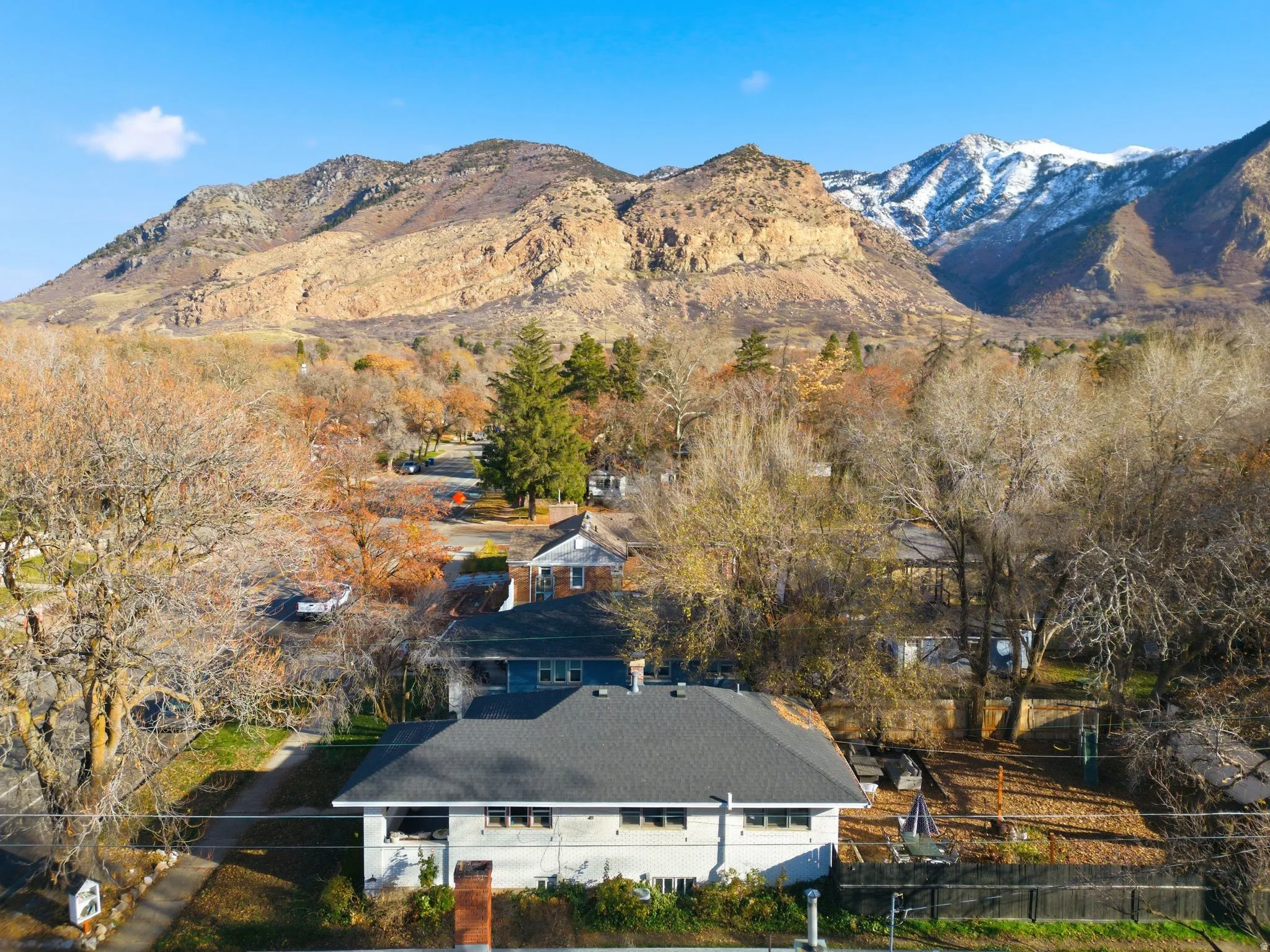 Aerial view of property's location with a mountainous background